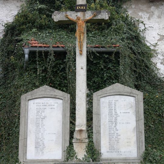 Kříž u kostela v Netíně