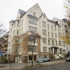 Mietshaus in Ecklage mit Vorgarten Ulmenstraße 19