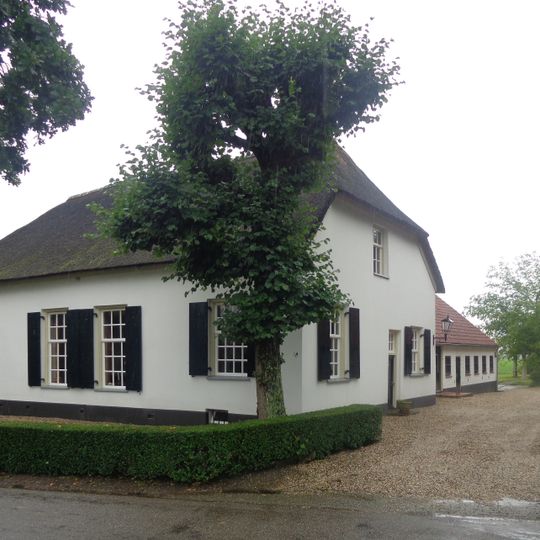 Boerderij, witgepleisterd dwarshuis met rieten afgewolfd zadeldak, kleine roedenverdeling, schuiframen