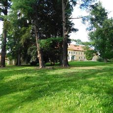 Pískovcový podstavec v zámeckém parku v Štědré