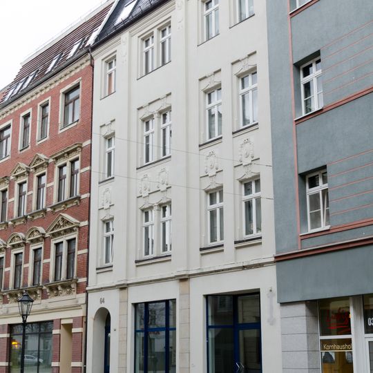 Wohn- und Geschäftshaus in geschlossener Bauweise Hauptstraße 64