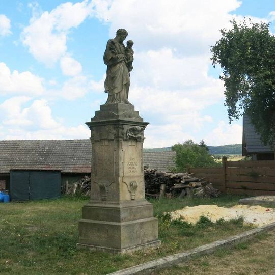 Socha svatého Josefa u obecního úřadu v Újezdu pod Troskami