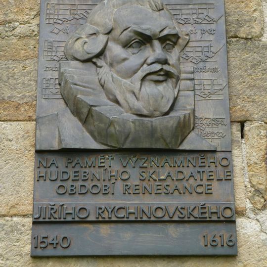 Pamětní deska Jiřího Rychnovského na zvonici v Rychnově nad Kněžnou