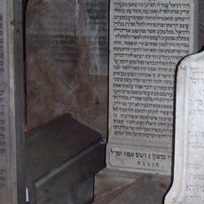 Hrob S Náhrobníkom