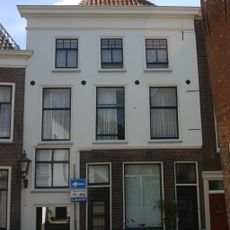 Pand met gepleisterde lijstgevel. Onderbouw modern