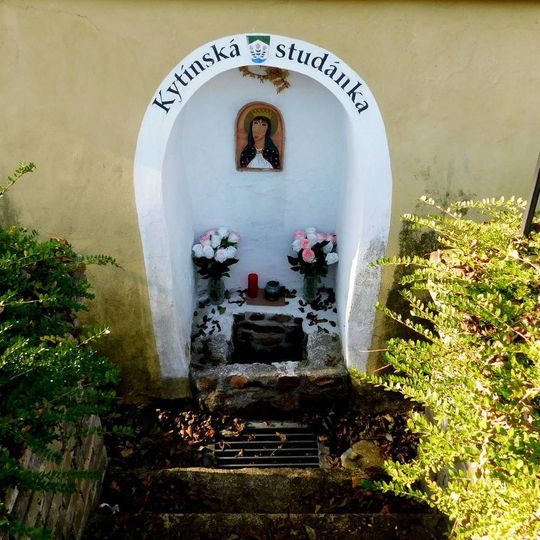 Obrázek Panny Marie nad Kytínskou studánkou u kostela v Kytíně