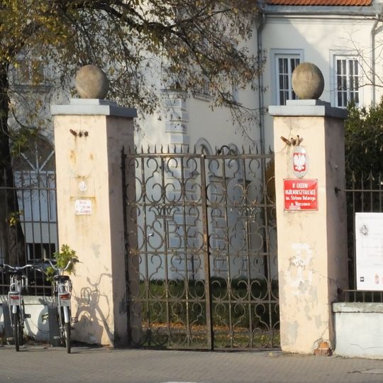 Ogrodzenie liceum im. Stefana Batorego z bramą wjazdową
