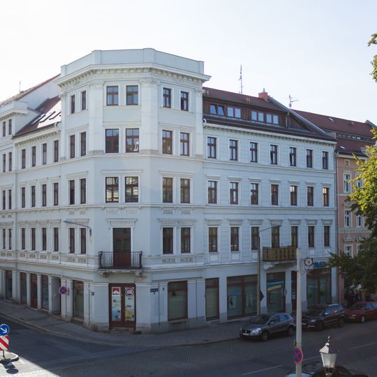 Mietshaus mit Läden in geschlossener Bebauung, Eckhaus Luisenstraße 21