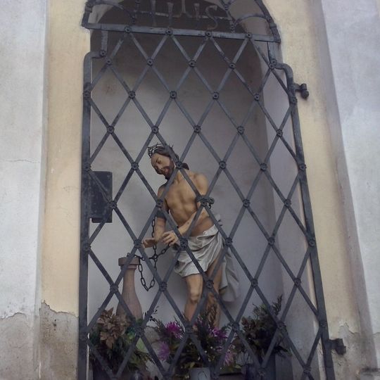 Výklenková kaplička se sochou Krista