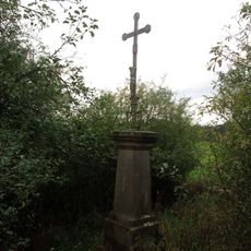 Kříž severovýchodně od Strážiště v lesíku