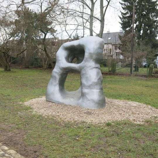 Kovová plastika Adam a Eva v Městském parku v Turnově