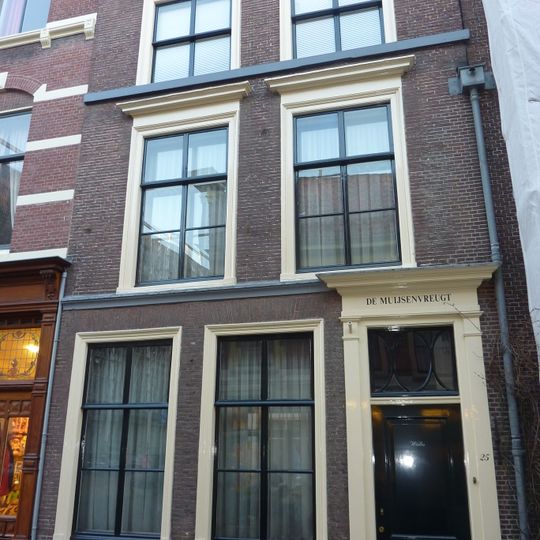 Pand met lijstgevel met tandingen aan de kroonlijst, gelijk aan nr 29