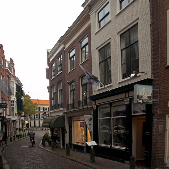 Pand met ingezwenkte halsgevel met aanzetvazen en recht afgedekte top