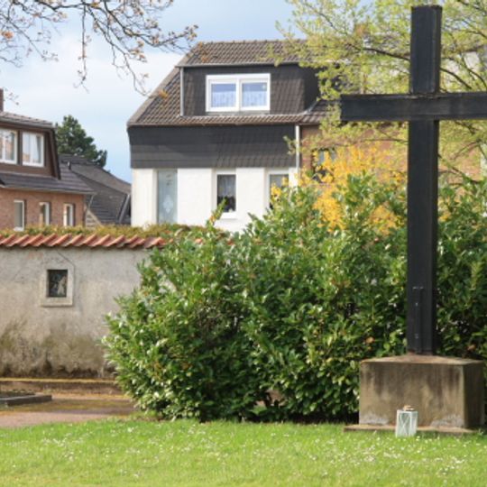 Friedhofskreuz und Kreuzwegstationen