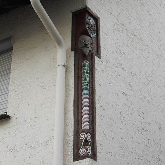 Zwei geschnitzte Eckpfosten