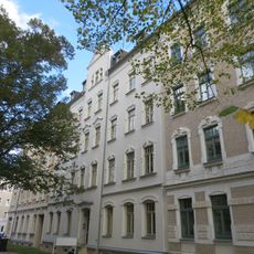 Mietshaus in geschlossener Bebauung mit Vorgarten Glauchauer Straße 9