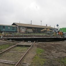 Železniční stanice, z toho jen: výpravní budova, nákladní nádraží, pošta, vodárna, výtopna s točnou a kolejištěm, přiléhající činžovní dům čp.255