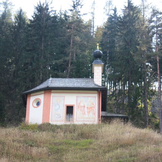 Kreuzwegkapelle hl. Johannes und Kreuzwegstationen