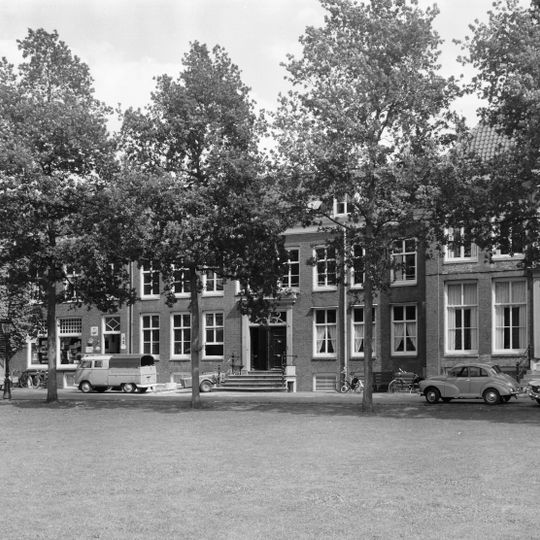 Pand met uitgestrekte gevel met brede ingangspartij en eenvoudig bovenlicht