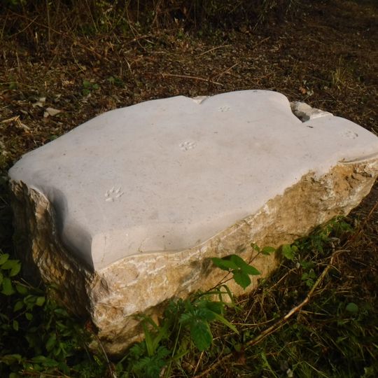 Pierre avec empreintes de renard