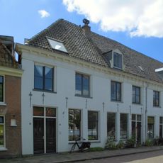 Pand met gepleisterde gevel met rechte kroonlijst