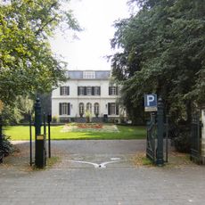 Middenburg, landhuis met souterrain, bel-etage en verdieping