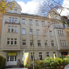 Mietshaus in geschlossener Bebauung mit Vorgarten Further Straße 33