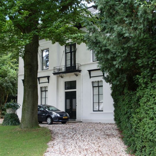Grote vrijstaande villa met koetshuis in neoclassicistische stijl