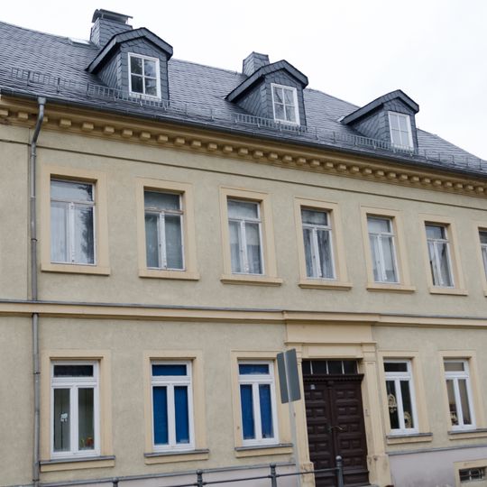Wohnhaus in halboffener Bebauung Hainichener Straße 15