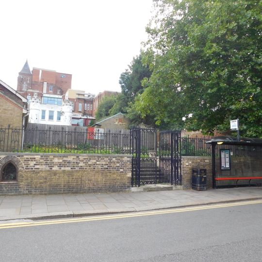 Retaining Walls, Piers, Railings And Steps Between Nos 368 And 374 And Opposite No 351