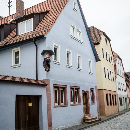 Giebelhaus mit verputztem Fachwerkobergeschoss