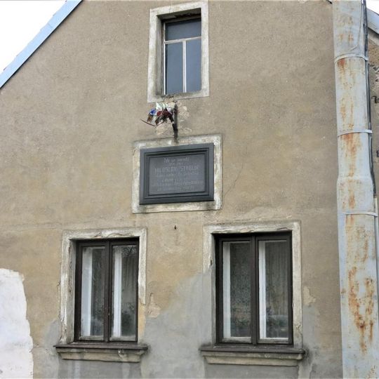 Pamětní deska Miloslava Styblíka na domě 73 v Rožďalovicích