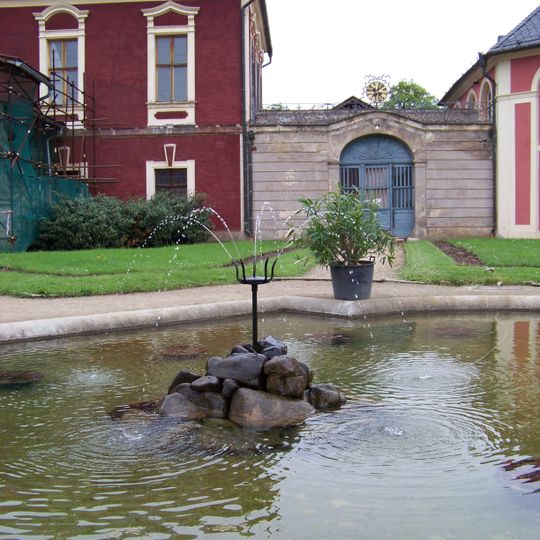 Kašna v zámecké zahradě ve Veltrusech