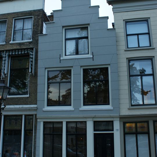 Pand met gepleisterde trapgevel met geprofileerde afdekplaten en segmentvormig fronton