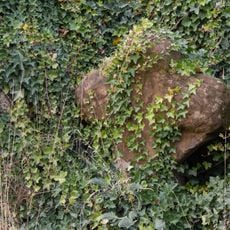 Steinkreuz mit Armstützen