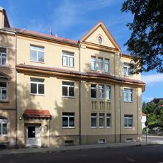 Mietshaus in halboffener Bebauung in Ecklage Robert-Koch-Platz 5