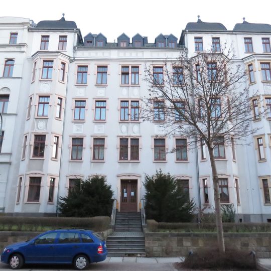 Mietshaus in geschlossener Bebauung mit Vorgarten Weststraße 45