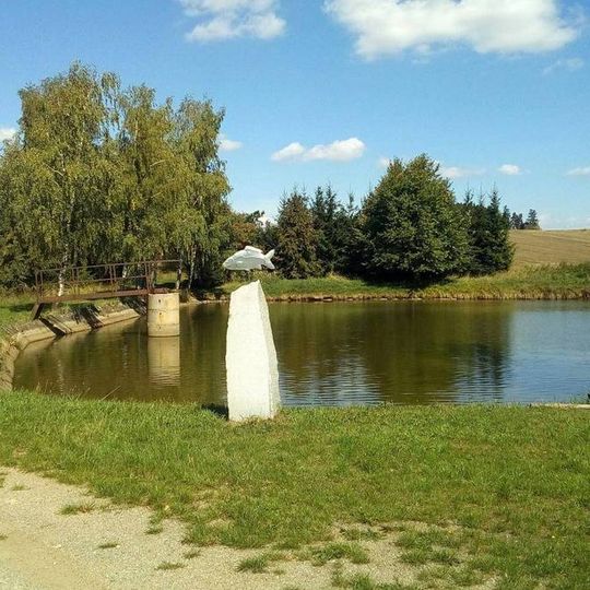 Památník s rybou u Babína