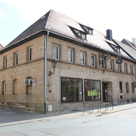Friedrich-Ebert-Straße 4, 6