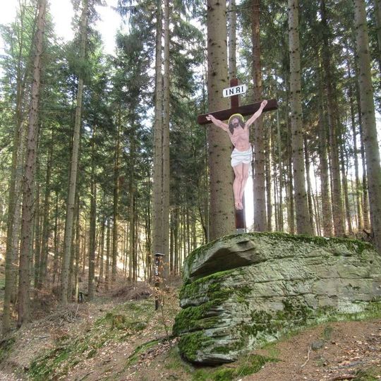 Dřevěný kříž u Žárové v lese