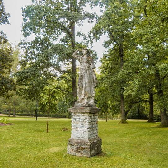 Socha v Sobotíně v zámeckém parku