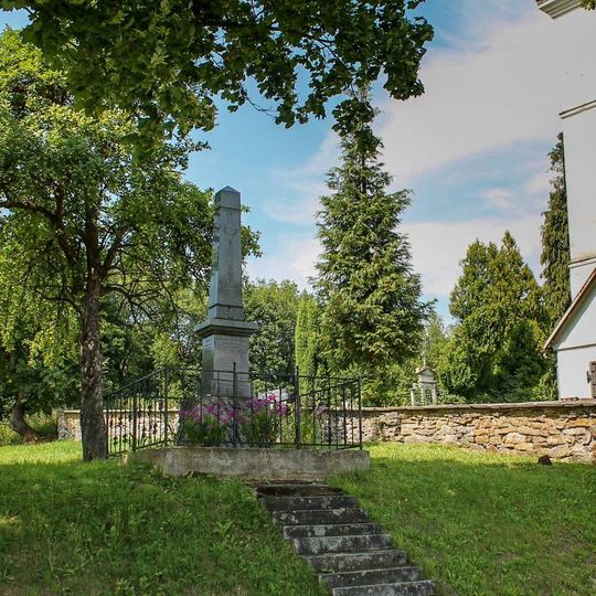 Pomník padlým ve Vikanticích u kostela