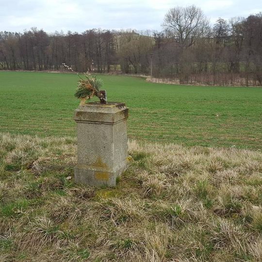 Kříž u silnice severovýchodně od Praskoles