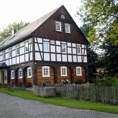 Wohnstallhaus (Umgebinde) und Granittrog Waldbadstraße 12
