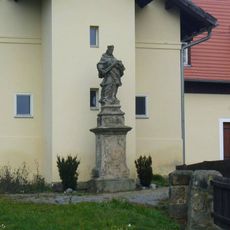 Socha svatého Jana Nepomuckého v zahradě u fary v Bezdězu