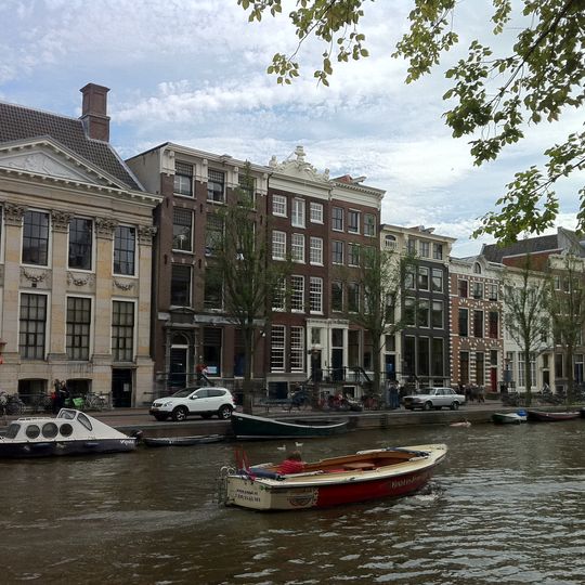 Pand met gevel met rechte lijst onder stenen opzetstuk met vrouwelijke borstbeelden