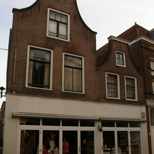 Huis bestaande uit twee tuitgevels met geprofileerde lijst-afdekkingen