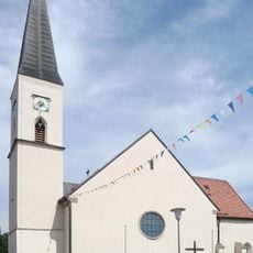 Kapelle mit Kirchturm der katholischen Pfarrkirche St. Johannes Baptist