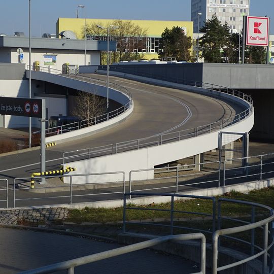 Nájezdová rampa na parkoviště na střeše prodejny Kaufland Praha-Jarov