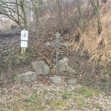 Kovový kříž poblíž Hiekeho pomníčku v Babinách II